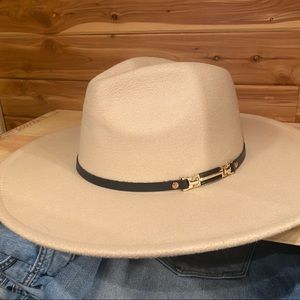 Wide brim hat